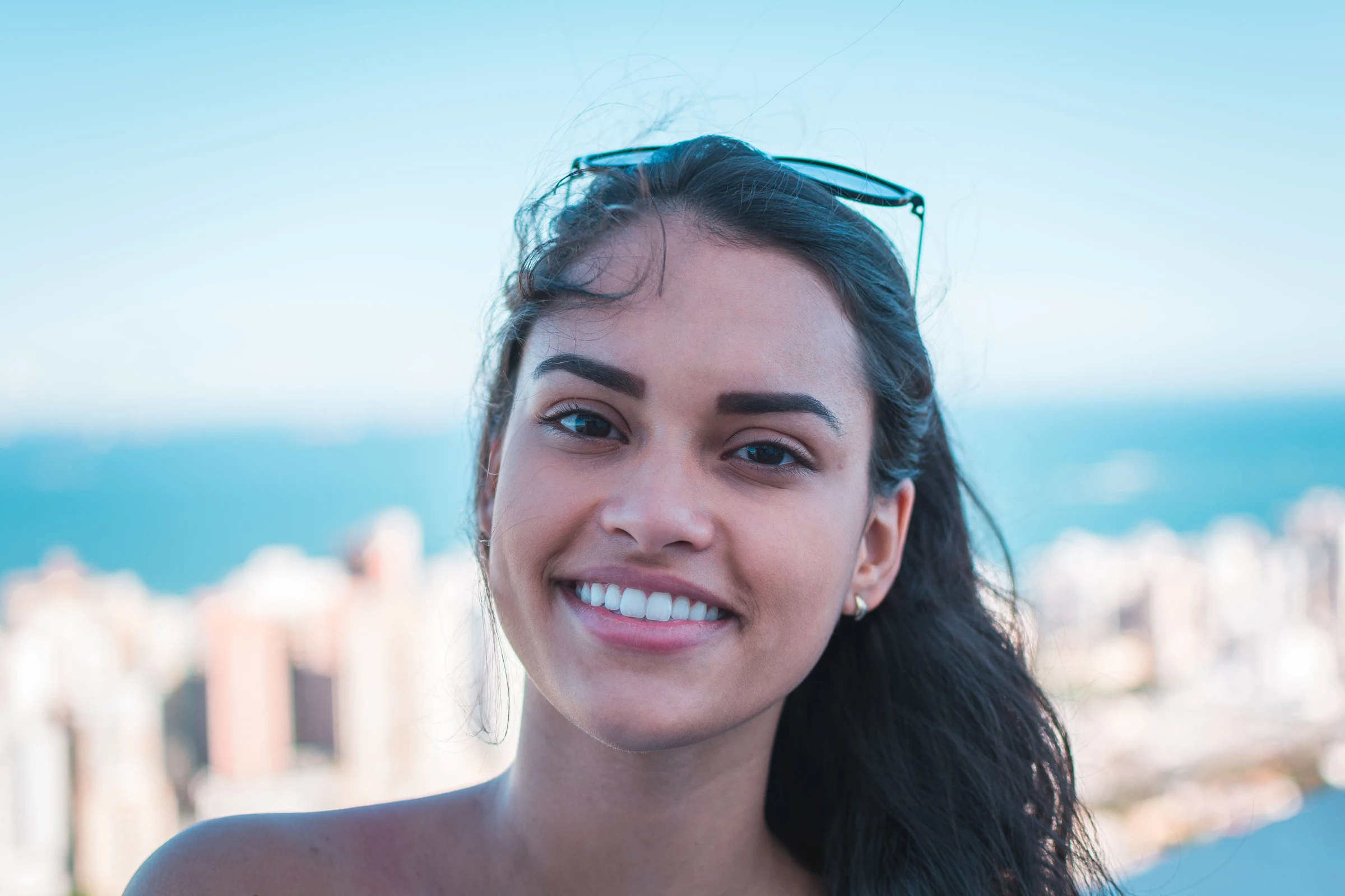 Natural smiling portrait in daylight.